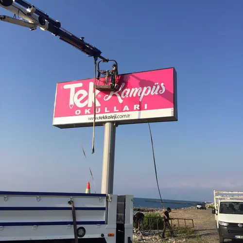 Totem tabela montajı — Güneş Reklam İskenderun