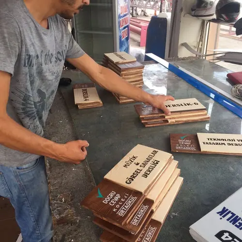 Ahşap kapı tabelası üretimi — Güneş Reklam İskenderun