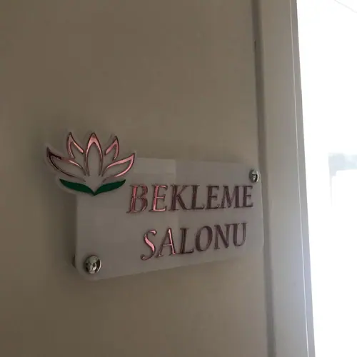 Pleksi yönlendirme tabelası — Güneş Reklam İskenderun